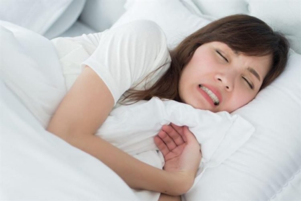 Tật nghiến răng hay cắn răng trong khi ngủ