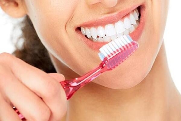 Yếu tố nào ảnh hưởng đến chi phí điều trị bọc răng sứ?