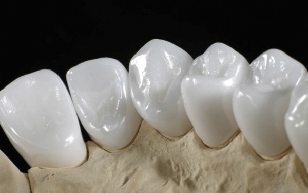 Răng Sứ Zirconia sử dụng kim loại Zirconium - một kim loại cực kỳ cứng và bền